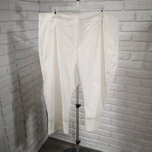 Laura Plus Petites Ladies Size 20 White Capri's w/ Tummy Panel & Embroidery
